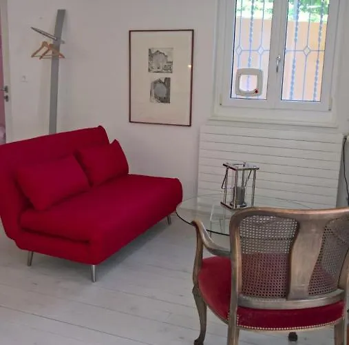 לינה וארוחת בוקר Swiss Borzoi House 4*